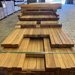 Ca. 73x Guyana Teak Palen Geschaafd, 45x45mm, lengte 18/305cm, 9/335cm